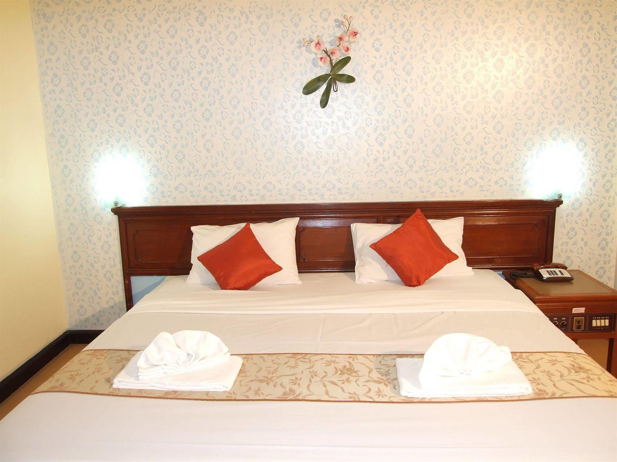 Ratchada City Hotel Bangkok Exterior photo